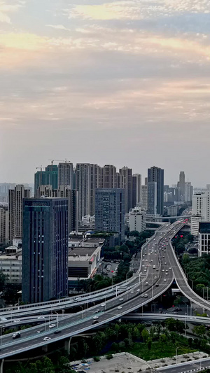 晚霞下的城市与交通日转夜延时素材天际线20秒视频