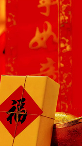 红色喜庆背景红包福字礼盒光影掠过实拍视频财源广进视频