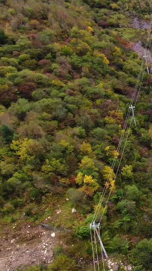 航拍山谷中蜿蜒的河流公路公路交通49秒视频