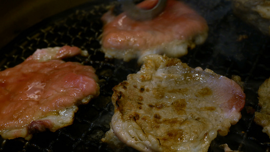 烤肉烧烤生牛肉烤炉火烧煤炭视频