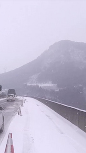 大雪山路上堵车封山雪山道路实拍汽车行驶视频