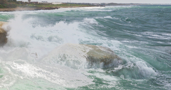 海浪和海浪压碎了岩石视频