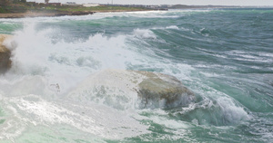 海浪和海浪压碎了岩石30秒视频