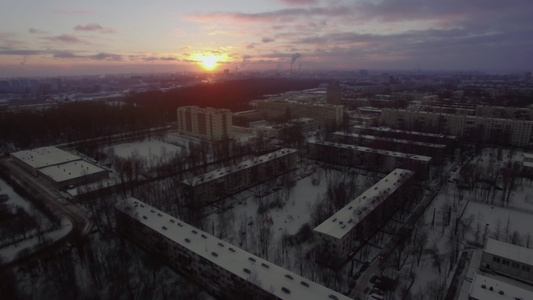 冬季在俄罗斯彼得斯堡日出时的空中城市风景视频