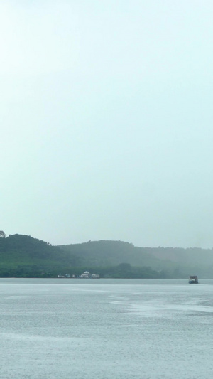 阴雨天轮渡渡海实拍50秒视频