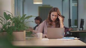 商业妇女在办公室的笔记本电脑上读坏消息21秒视频