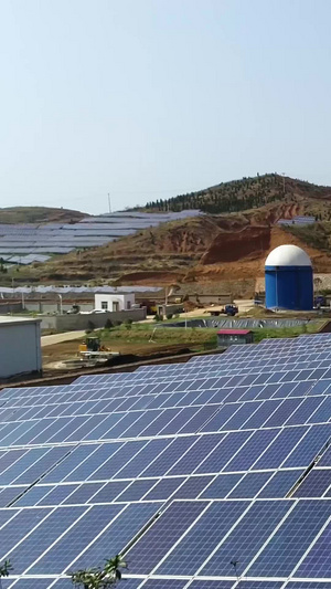 太阳能发电航拍山地光伏电站光伏新能源电站太阳能板46秒视频