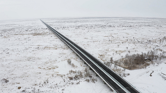 4K航拍新疆冬季高速公路交通运输视频