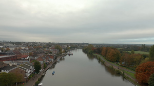 在一个城镇和森林中间的河流上观测空中风景6秒视频