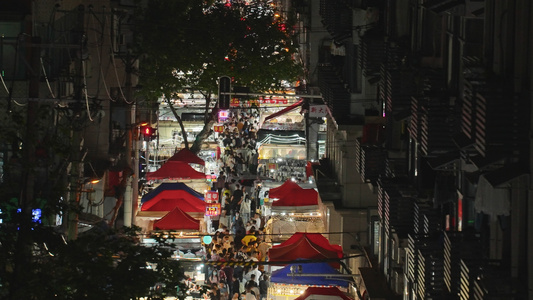 航拍城市夜晚购物逛街的人流烟火气街景4k素材视频