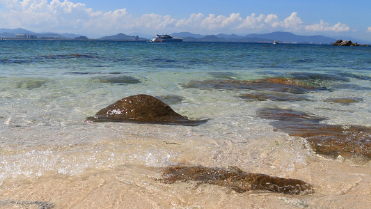 海边海浪冲刷沙滩视频