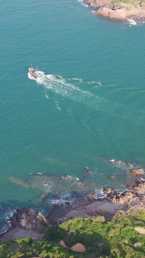 海上行驶的小船航拍视频海滨风光32秒视频