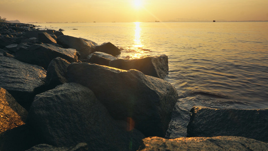 4K实拍海边清晨唯美海浪石头视频素材[晨光熹微]视频
