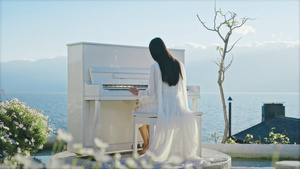 4K大理双廊古镇洱海边弹钢琴的少女15秒视频