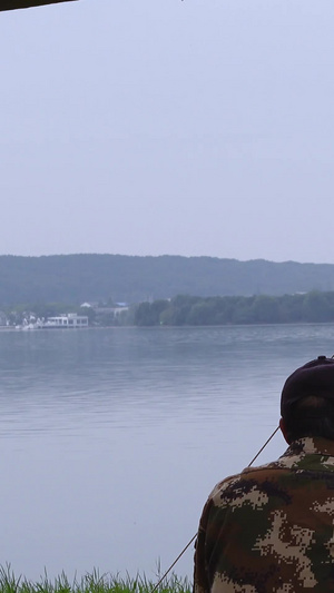 湖边垂钓的钓鱼爱好者休闲娱乐素材59秒视频
