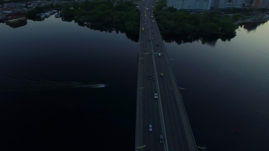 夜晚日落风景 驾驶车在桥上行视频