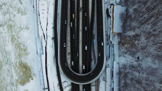 冬季在高速公路交叉口驾驶汽车[振兴路]视频