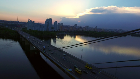 夜城河桥上的汽车视频