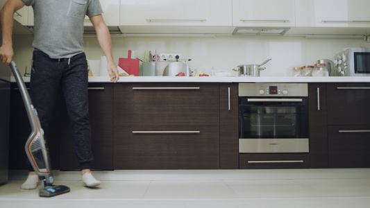 现代厨房用真空机清洁地板视频