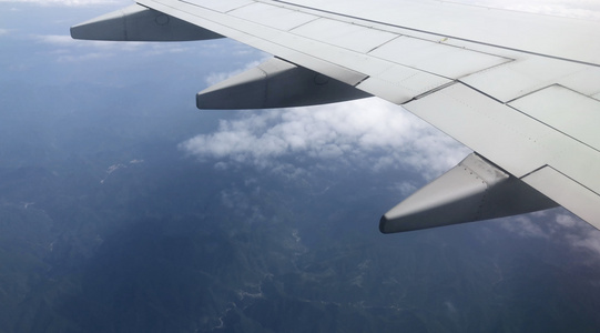 乘客视角拍摄飞机窗外的白云视频