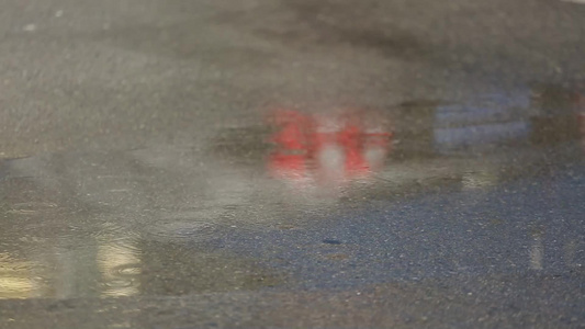 下雨天马路路面倒影视频