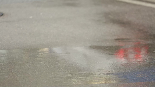 下雨天马路路面倒影视频