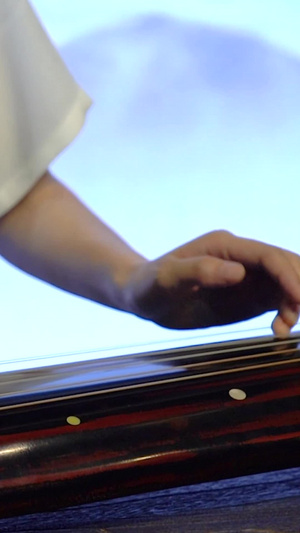 身着古装弹琴的人中国风12秒视频