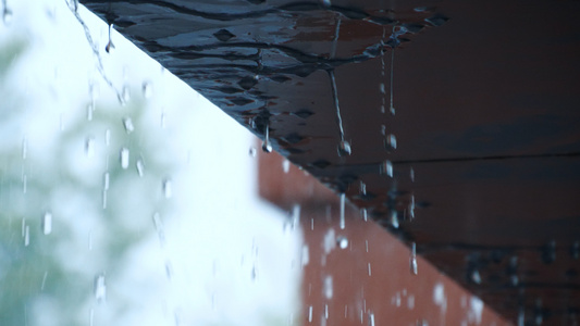 4k暴雨阵雨下雨天意境屋檐房檐视频