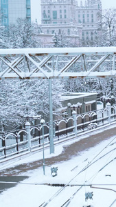 寒冬天气欧洲列车火车站出行的乘客视频