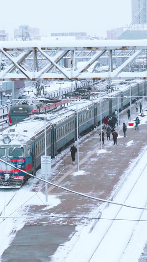 寒冬天气欧洲列车火车站出行的乘客25秒视频
