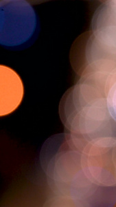 虚焦都市夜晚行驶中的车流五颜六色的光斑视频素材色彩斑斓视频
