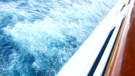 镜头循环乘风破浪帆船在的蓝色大海上全速前进视频