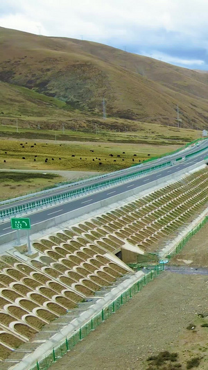 壮美中国青藏高原火车铁路大桥风景铁路桥68秒视频