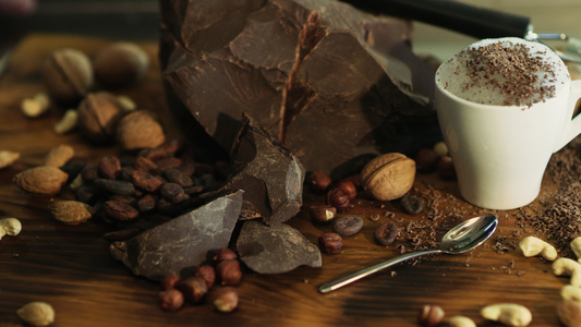 巧克力糖浆洒在奶油表面视频