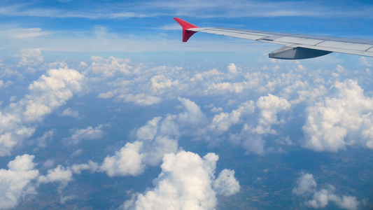 乘飞机旅行通过飞机窗口的鸟瞰图视频