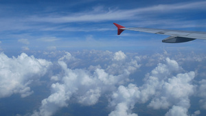 一架飞机在白云和蓝天上空飞行10秒视频