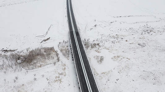 4K航拍新疆冬季雪原高速公路旅游风光视频