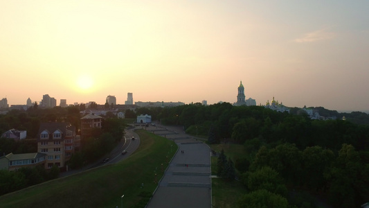 日落背景的城市公园[小游园]视频