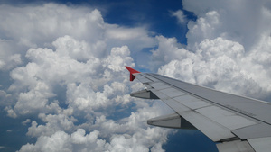 飞机在白云和蓝天上空飞行的机翼12秒视频