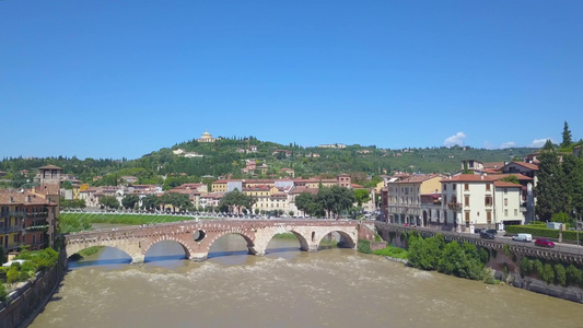 无人驾驶飞机接近天桥的 ponte Pattra号大桥视频