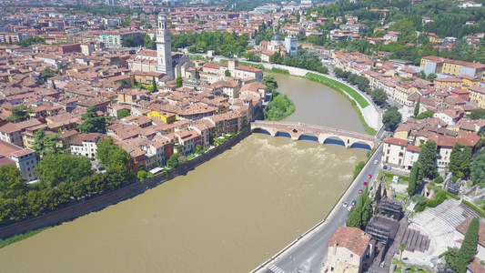 无人机离开拍摄一个全景的视频。 (Yaly,意大利语:Verona)视频