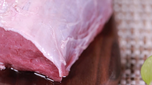 鲜嫩多汁的牛里脊瘦肉嫩肉视频
