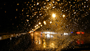 夜里在车窗内看到下着雨的路边有街灯14秒视频
