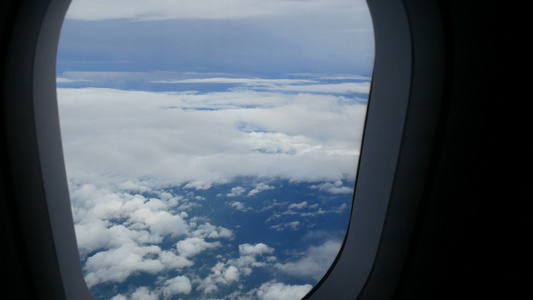 飞机窗口视图飞过云。客机 航空 航空公司飞行。旅游业务。飞机运输视频