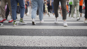 4k市区斑马线人行横道行人脚步特写视频47秒视频