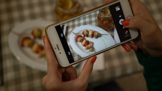 手握智能手机拍食物照片视频