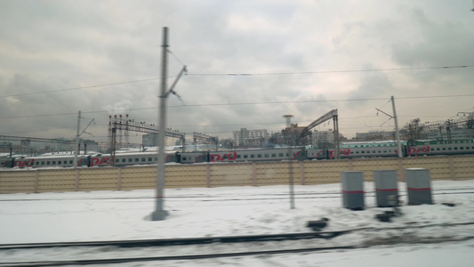 路过铁轨与列火车,俄罗斯视频