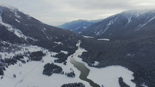 4K航拍新疆冬季喀纳斯河风光旅游山野森林雪景视频