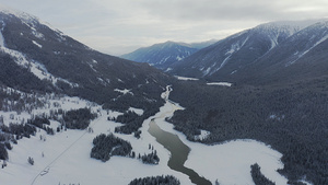 4K航拍新疆冬季喀纳斯河风光旅游山野森林雪景96秒视频