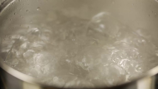 小锅烧开水冒泡沸腾视频